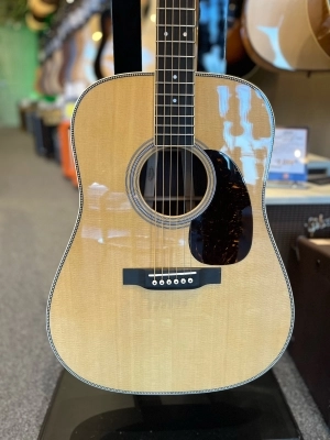 Martin Guitars - HD-35 V18